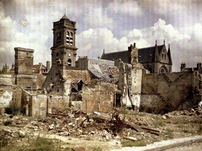 Die Kirche und zerstörte Gebäude in der Rue du Coq Lombard, Soissons, Aisne, Frankreich, 1917 von Fernand Cuville